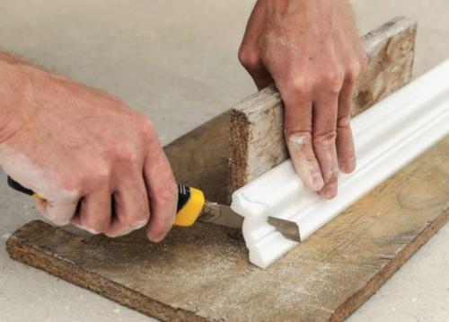 Как запилить угол на потолочном плинтусе стуслом. Варианты вырезки угла на потолочном плинтусе 09