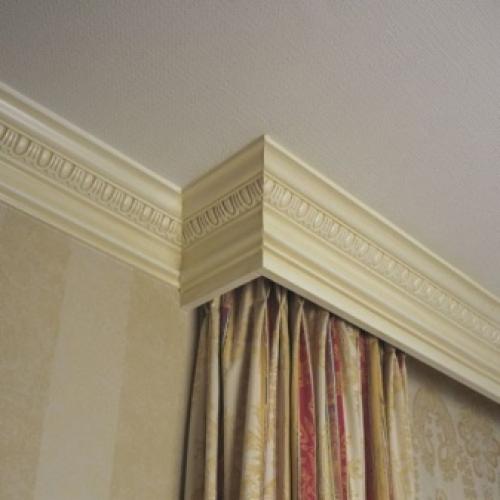 Как сделать угол потолочного плинтуса. Резка с использованием ручной разметки 05