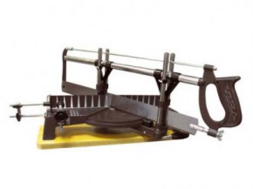 Наружный угол потолочного плинтуса. Первый способ — с помощью стусла