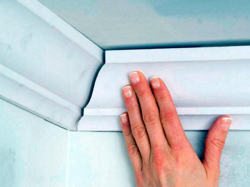 Как запилить угол на потолочном плинтусе стуслом. Варианты вырезки угла на потолочном плинтусе