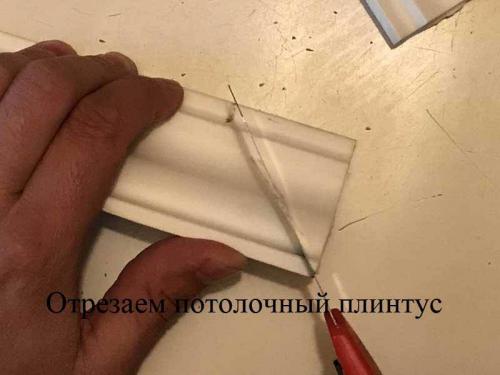 Как запилить угол на потолочном плинтусе стуслом. Варианты вырезки угла на потолочном плинтусе