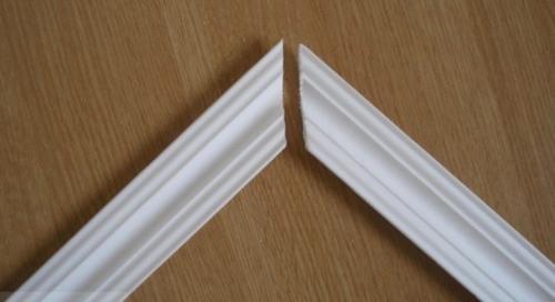 Как сделать угол на широком потолочном плинтусе. Как сделать угол на потолочном плинтусе без стусла?