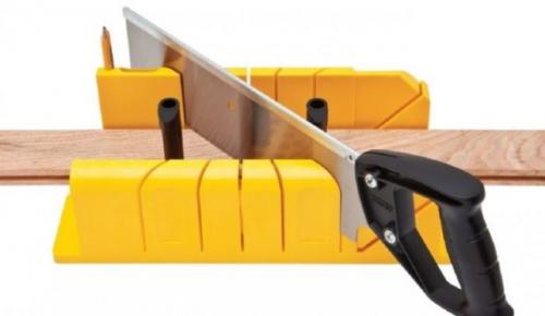 Как обрезать плинтус потолочный без стусла. Как обрезать потолочный плинтус в углах без стусла