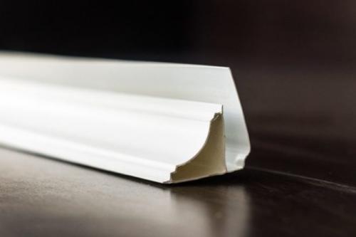 Как обрезать плинтус потолочный без стусла. Как обрезать потолочный плинтус в углах без стусла