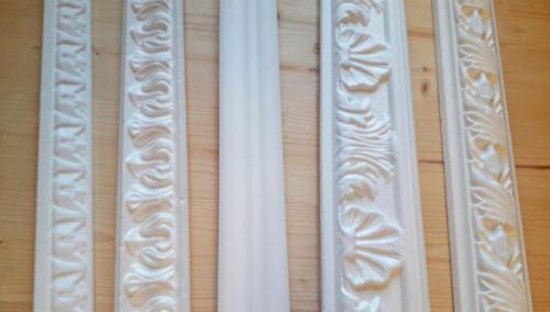 Как обрезать плинтус потолочный без стусла. Как обрезать потолочный плинтус в углах без стусла