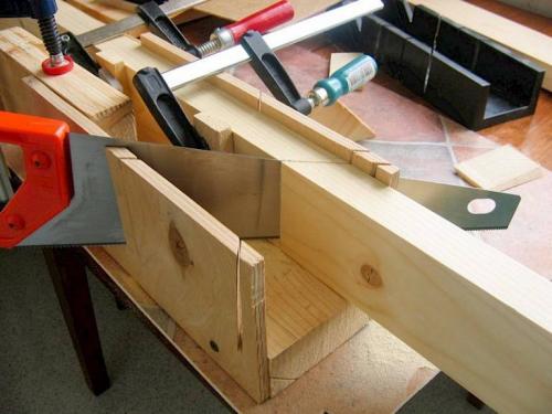 Подрезаем угол потолочного плинтуса при помощи стусла. Подрезаем угол при помощи стусла 01