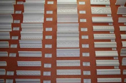 Как клеить плинтус в углах. Как правильно оформить углы на потолочном плинтусе