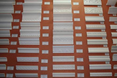 Как приклеить потолочный плинтус перед карнизом. Поклейка потолочного плинтуса: на клей, шпаклевку или герметик