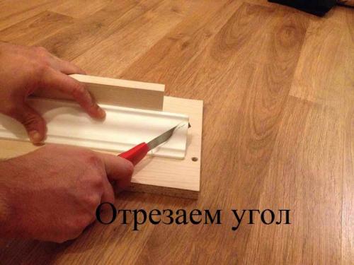 Как приклеить потолочный плинтус перед карнизом. Монтаж потолочного плинтуса.