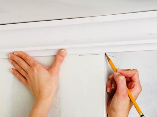 Как клеить потолочный плинтус в углах. Как приклеить потолочный плинтус и вырезать угол