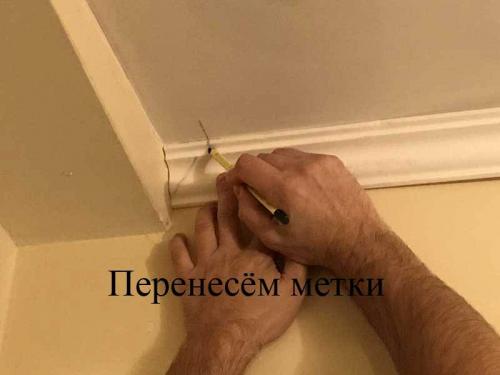 Как приклеить потолочный плинтус перед карнизом. Монтаж потолочного плинтуса.