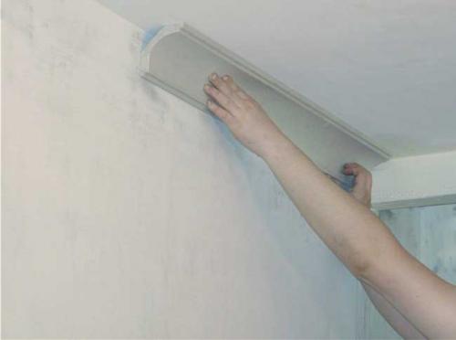 Как правильно клеить потолочный плинтус на обои или на стену. Как приклеить потолочный плинтус на обои – пошаговая инструкция