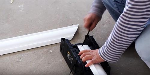 Как клеить потолочный плинтус в углах. Как правильно резать углы потолочного плинтуса