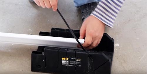 Как клеить потолочный плинтус в углах. Как правильно резать углы потолочного плинтуса