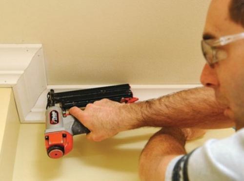 Клей для стыков потолочного плинтуса. Выбор клея для потолочного плинтуса