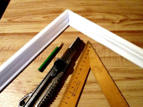 Как клеить плинтуса на потолок. Как приклеить потолочный плинтус и вырезать угол