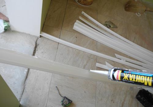 Клей для стыков потолочного плинтуса. Выбор клея для потолочного плинтуса