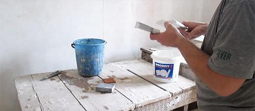 Как клеить потолочный плинтус правильно. Клей для потолочного плинтуса: как выбрать и наносить