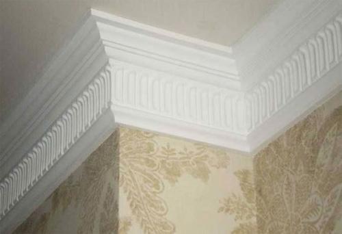Чем приклеить потолочный плинтус к плитке. Чем приклеить потолочный плинтус – варианты средств и материалов