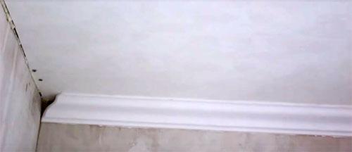 Как клеить потолочный плинтус правильно. Клей для потолочного плинтуса: как выбрать и наносить