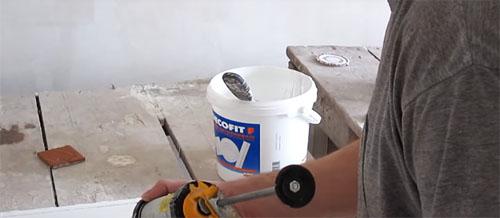 Как клеить потолочный плинтус правильно. Клей для потолочного плинтуса: как выбрать и наносить