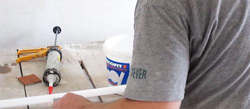 Как клеить потолочный плинтус правильно. Клей для потолочного плинтуса: как выбрать и наносить