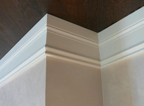 Чем приклеить потолочный плинтус к плитке. Чем приклеить потолочный плинтус – варианты средств и материалов
