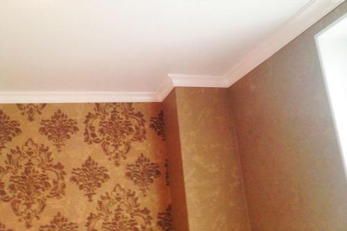 Как приклеить потолочный плинтус своими руками. Как клеить потолочный плинтус: советы и инструкция для «чайников»