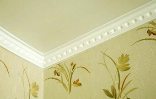 Как приклеить потолочный плинтус своими руками. Как клеить потолочный плинтус: советы и инструкция для «чайников»