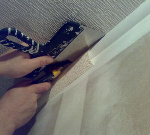 Как клеить потолочный плинтус на обои. Разновидности потолочного плинтуса на обои