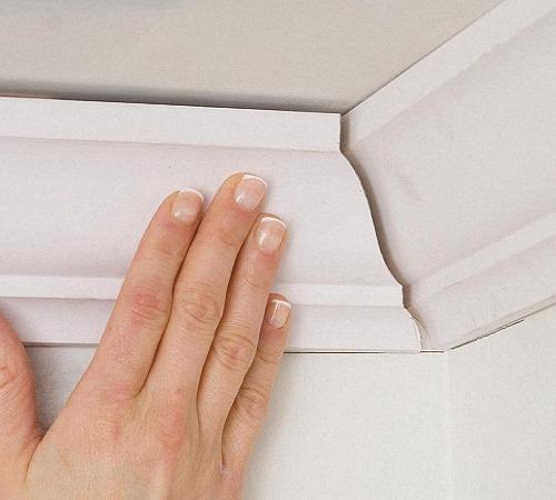 Как клеить потолочный плинтус на обои. Разновидности потолочного плинтуса на обои