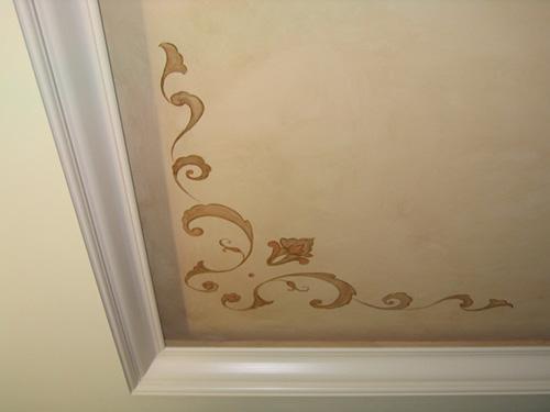 На что клеить потолочный плинтус из пенопласта. Способы приклеивания и расчет материала 04