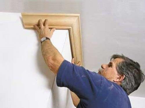 Можно ли клеить галтели на натяжной потолок. Важные особенности