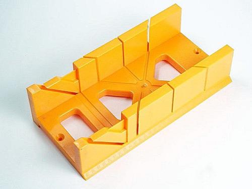 Как приклеить потолочный плинтус и вырезать угол. Подготовительный процесс 01