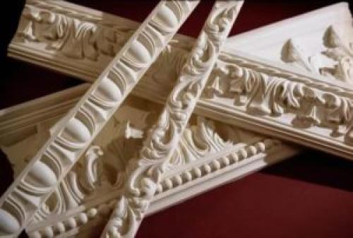 Как правильно клеить потолочный плинтус на обои или на стену. Что сначала клеить: обои или потолочный плинтус — мнение специалиста и советы по обустройству