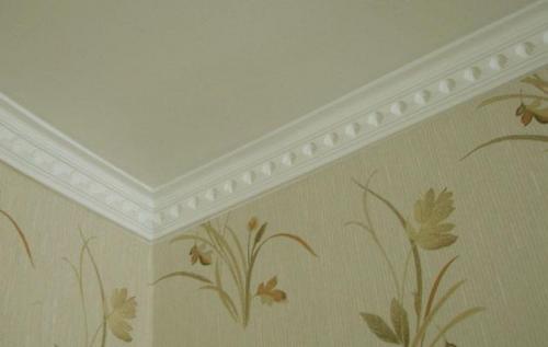 Как клеить потолочный плинтус на шпаклевку. Как клеить потолочный плинтус – описание рабочего процесса