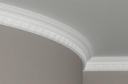 Как правильно клеить потолочный плинтус на обои или на стену. Как наклеить плинтус на радиус или изгиб?