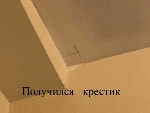 Как приклеить потолочный плинтус перед карнизом. Монтаж потолочного плинтуса.