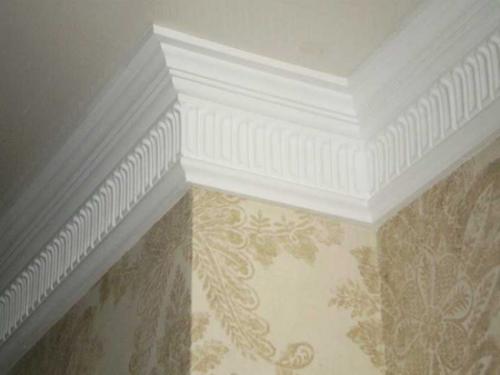 Как клеить широкий потолочный плинтус