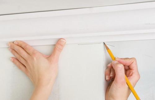 Как клеить широкий потолочный плинтус