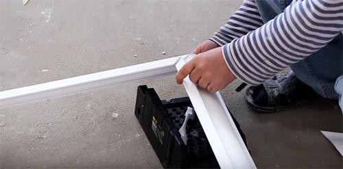 Как клеить потолочный плинтус в углах. Как правильно резать углы потолочного плинтуса