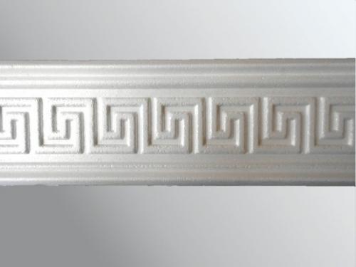 Как клеить широкий потолочный плинтус