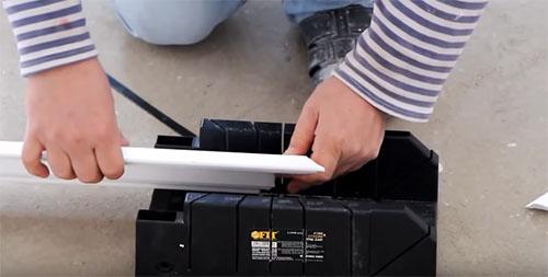 Как клеить потолочный плинтус в углах. Как правильно резать углы потолочного плинтуса