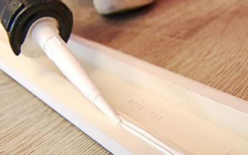 Как наклеить потолочный плинтус на обои. Когда галтель можно крепить на обои? 29