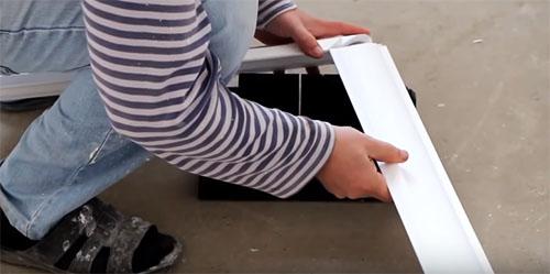 Как клеить потолочный плинтус в углах. Как правильно резать углы потолочного плинтуса