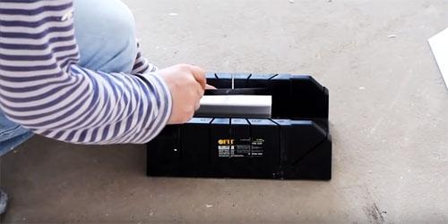 Как клеить плинтуса под потолок. Как правильно резать углы потолочного плинтуса