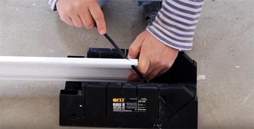 Как клеить плинтуса под потолок. Как правильно резать углы потолочного плинтуса