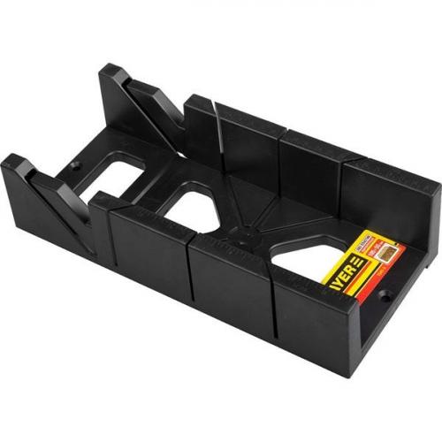 Как запилить под 45 градусов потолочный плинтус. Как ровно отрезать под углом потолочный плинтус 01