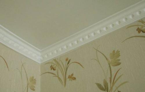 Как отрезать вогнутый потолочный плинтус. Как обрезать угол потолочного плинтуса, чтобы удивить даже опытного хирурга