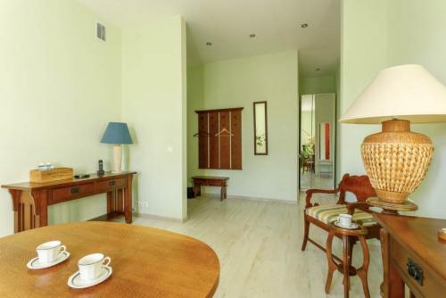 Самый узкий напольный плинтус. Как выбрать плинтусы для пола – 50 фото и гид по выбору